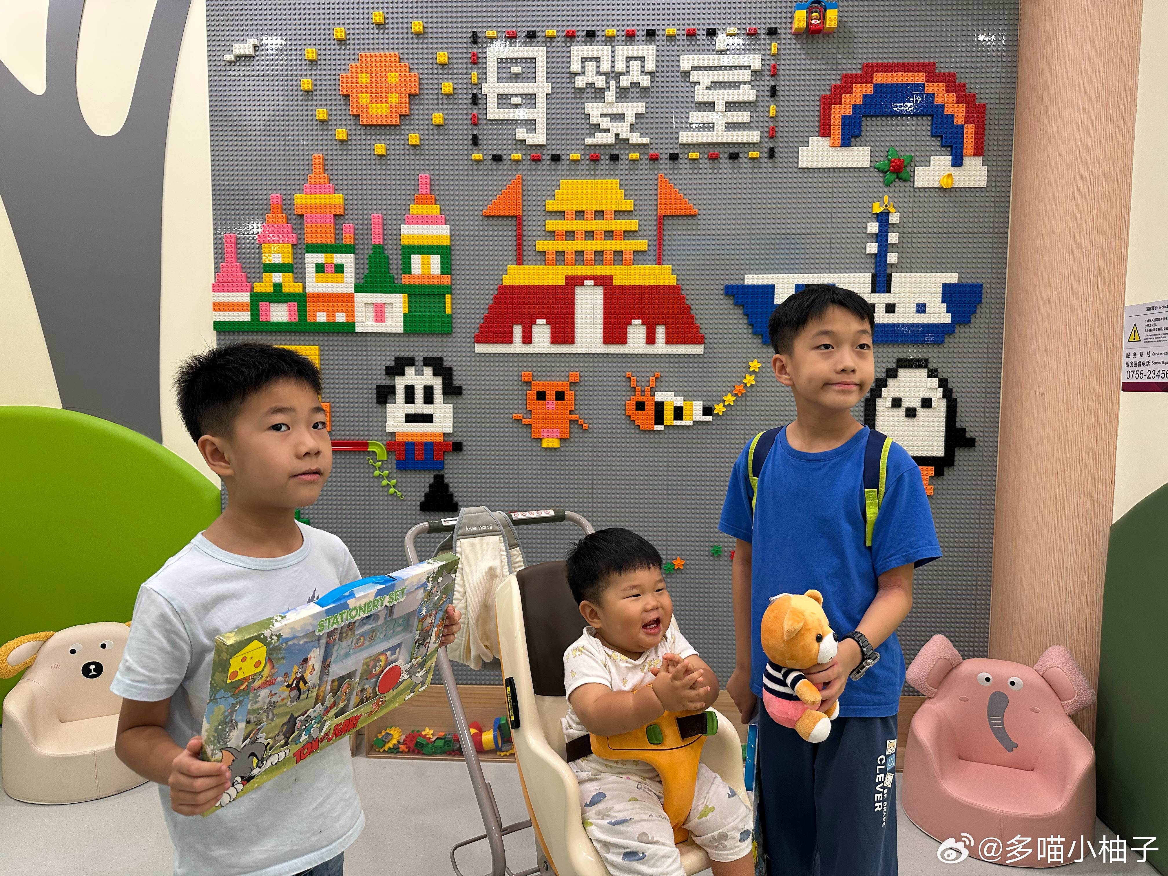 深圳机场的母婴室好赞，带桔子去换个尿片，居然兄弟三人都领了礼物