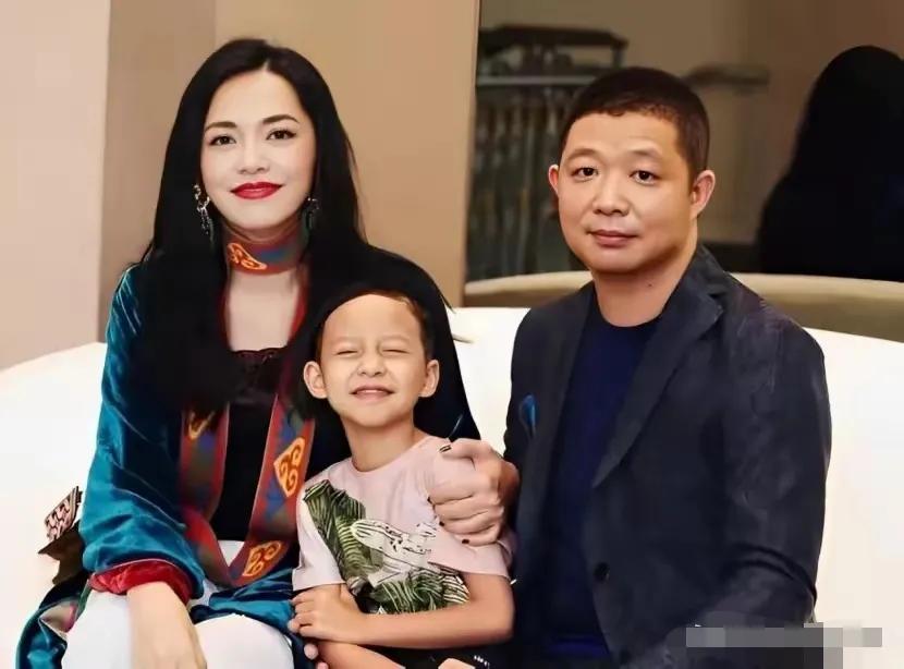 姚晨和老公还有儿子一家三口，幸福满满！姚晨