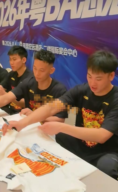 东莞队昨晚举行粤BA夺冠庆功宴，徐杰率广东队球员赴宴祝贺！

我认为，这场庆功宴