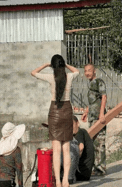 女孩子穿皮裙，摩登又洋气，但我不喜欢。[大笑]