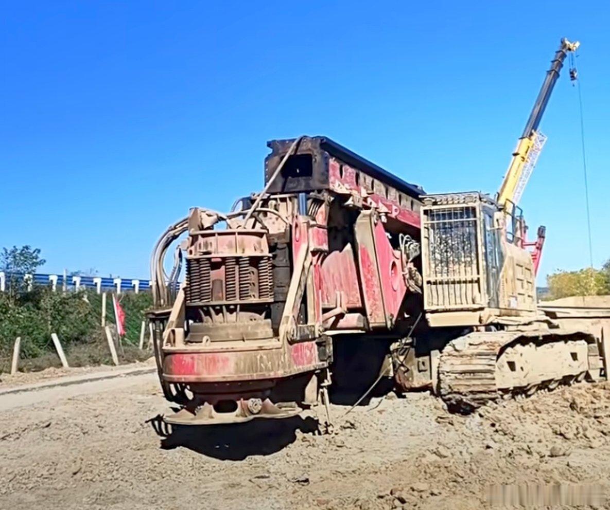 呼南高铁洛阳段跨二广高速桥梁正在施工中，现场随处可见基建神器，涨见识啦！ 