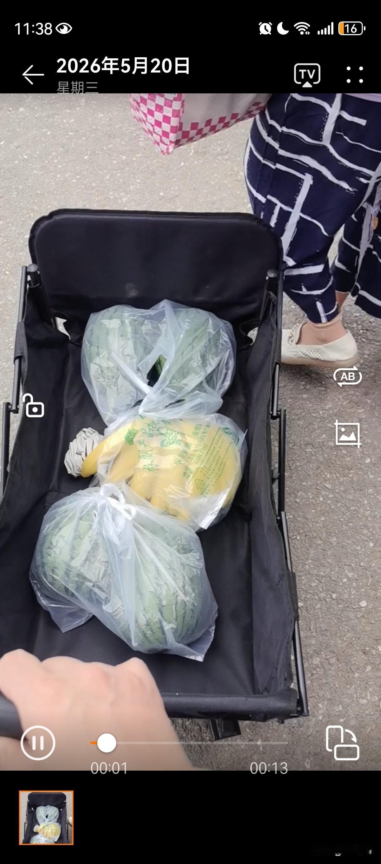 今日菜市场买的西瓜差价有点大
    今天闺女终于可以回沟里吃饭了。早上本来想去
