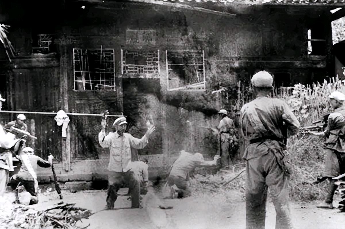 1950年，一野贺兰山剿匪，一名炊事员，给俘虏绑绳时，笑道：“为抓你，钻山里七个