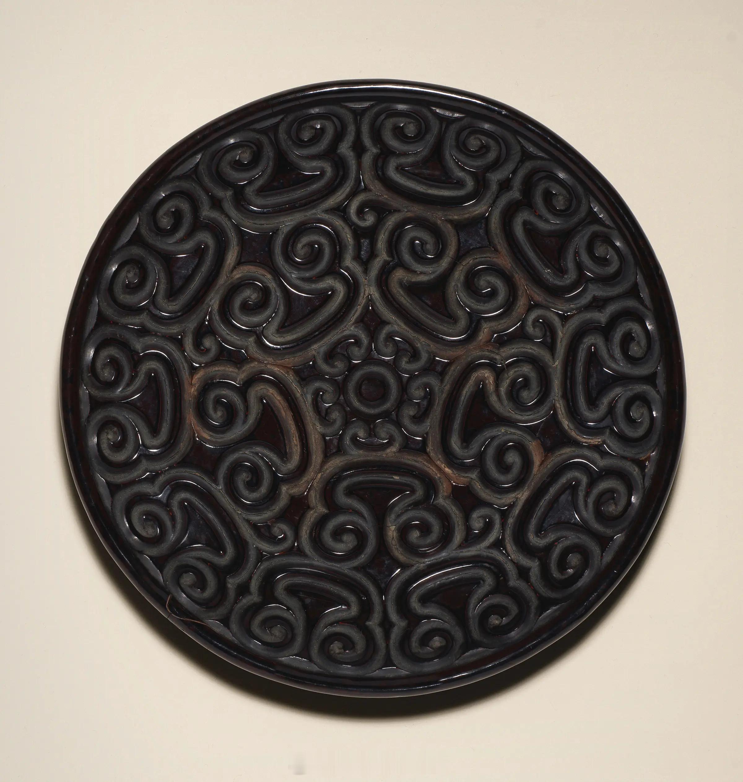 髹饰录 | 元/明早期 剔犀如意纹盘尺寸：直径 21.8cm来源：伦敦邦瀚斯20