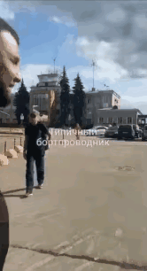 空姐的丈夫在战场上阵亡，空姐精神上崩溃了，在广场上边蹦边跳，战争实在太残酷了！
