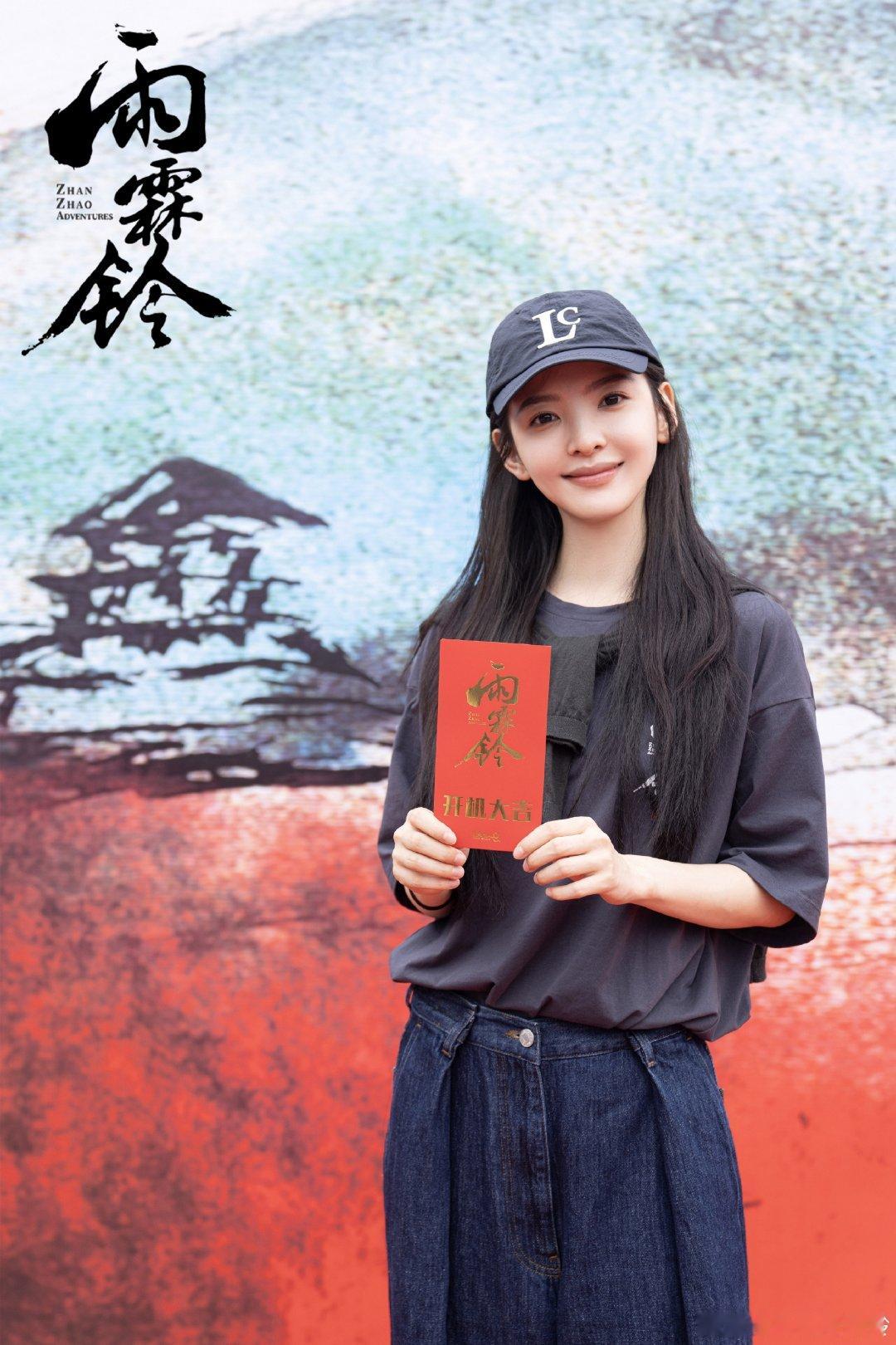 章若楠披发这一下 曾感慨《难哄》里的温以凡是“又一个被内耗困住的女孩”，没想到《