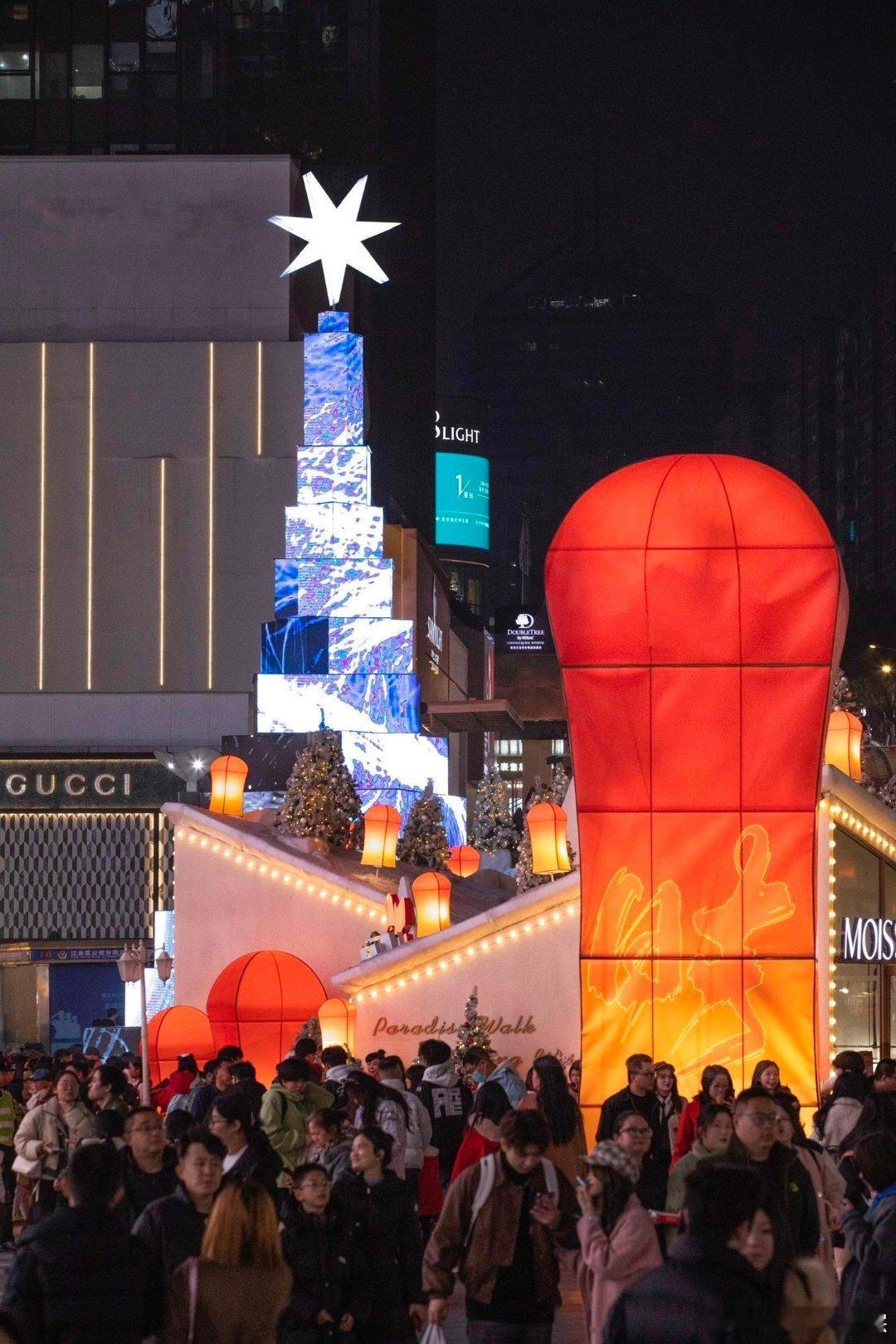 重庆人有多爱凑闹热  这才是重庆新年的闹热感  重庆新年氛围浓，大城风范彰显。北