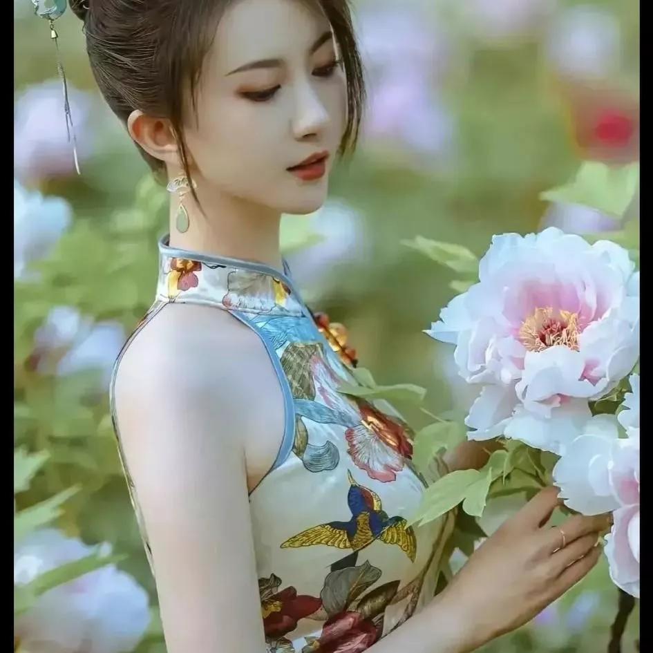 优雅的汉服少女，手持粉嫩桃花，仙气飘飘