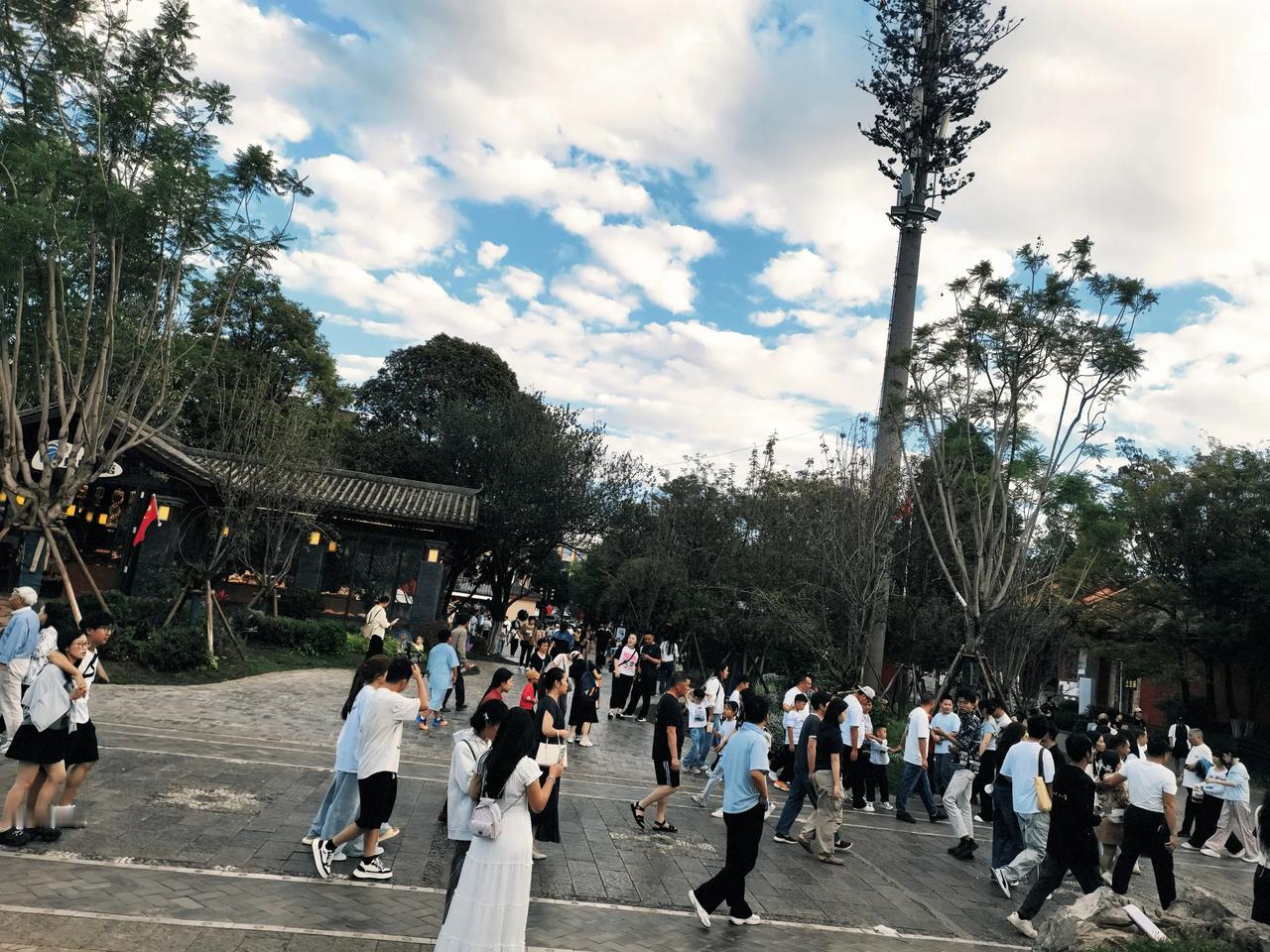 这几天傍晚的官渡古镇的人气还是可以的，但是还是离预期有挺大的差距，会不会是受昆明