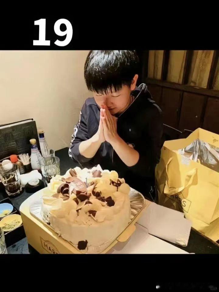 孙颖莎吹蜡烛从19岁到24岁，时光匆匆，但爱意不减。24岁的小莎已经是绝版了[蛋