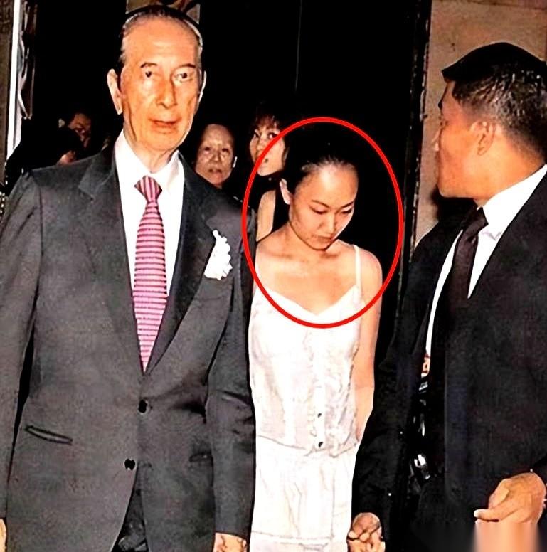 一个平平无奇的小护士，两年，从一个86岁的老爷子身上，拿走了一个亿。
这事儿最绝