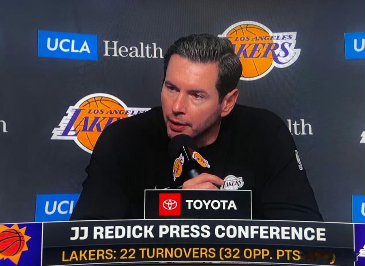 雷迪克不确定球队是否因为四晚打三场比赛而出现“脑雾”，感觉球队在比赛计划上不断犯