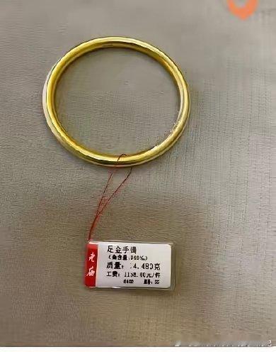 自己一直挺佩服每天戴着粗款金镯子出门逛街的人，心态真的太稳了。我也入手了这款细圈