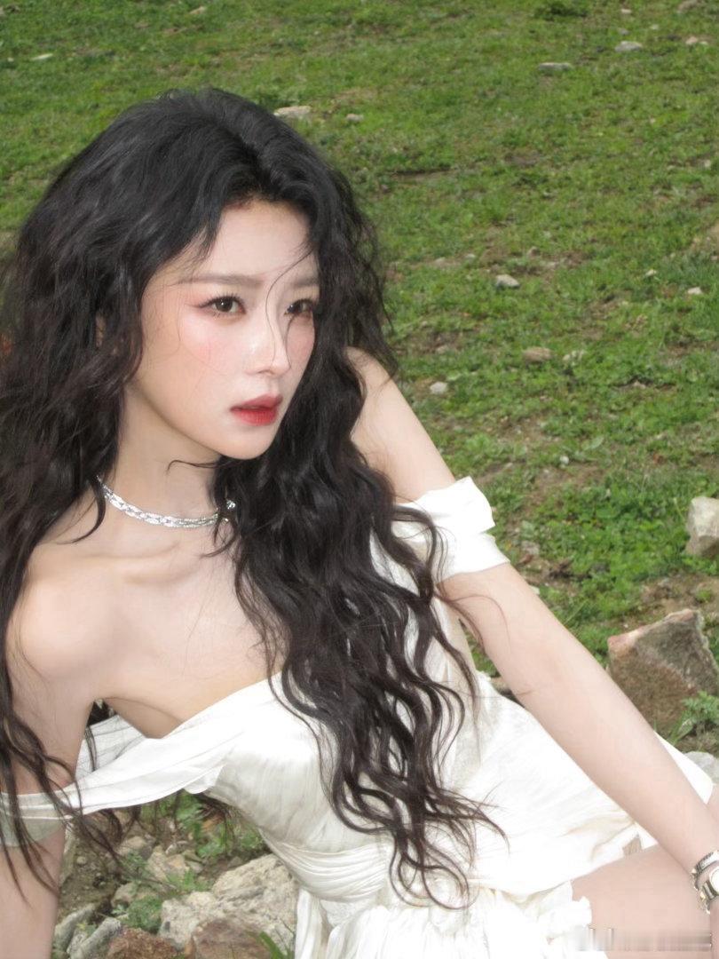 VOGUE出发图 山谷精灵氛围感直接拉满，孙怡身着飘逸白裙搭配牛仔靴亮相VOGU