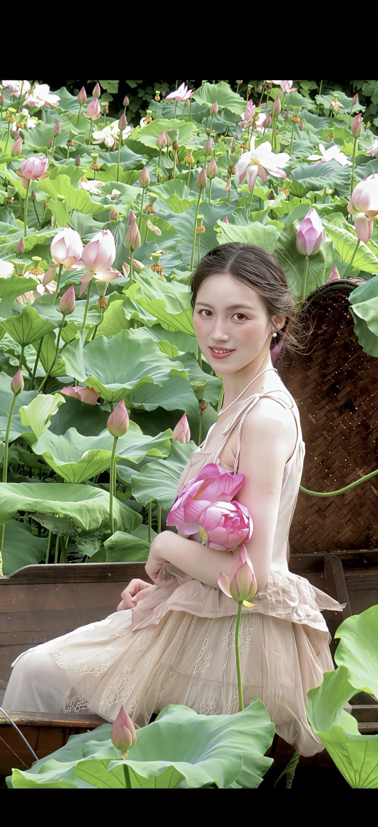 粉荷映美人，笑语入画来。