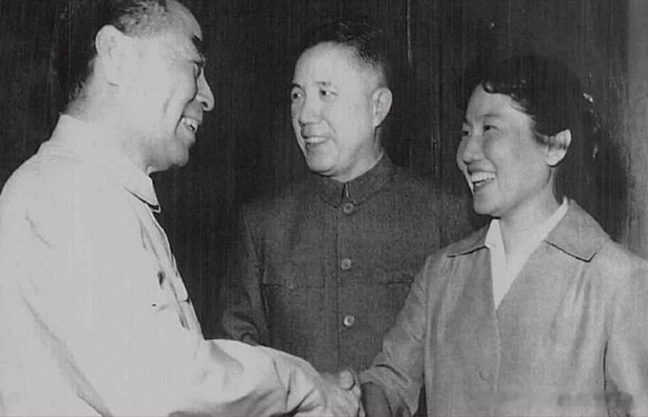 1963年5月29日周恩来、周扬祝贺张瑞芳获得第二届《大众电影》百花奖最佳女演员
