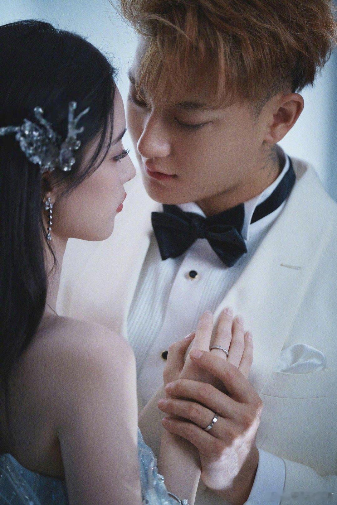 黄子韬徐艺洋婚纱照真的来了，他俩还是放弃不了各自那半张脸[doge] ​​​