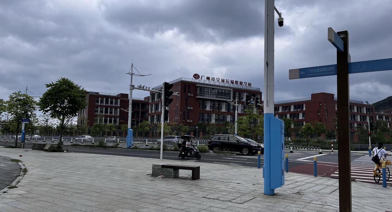 广铁职院开放日 今天是广铁职院开放日，走进广铁职院，校园环境整洁有序，实训设备齐