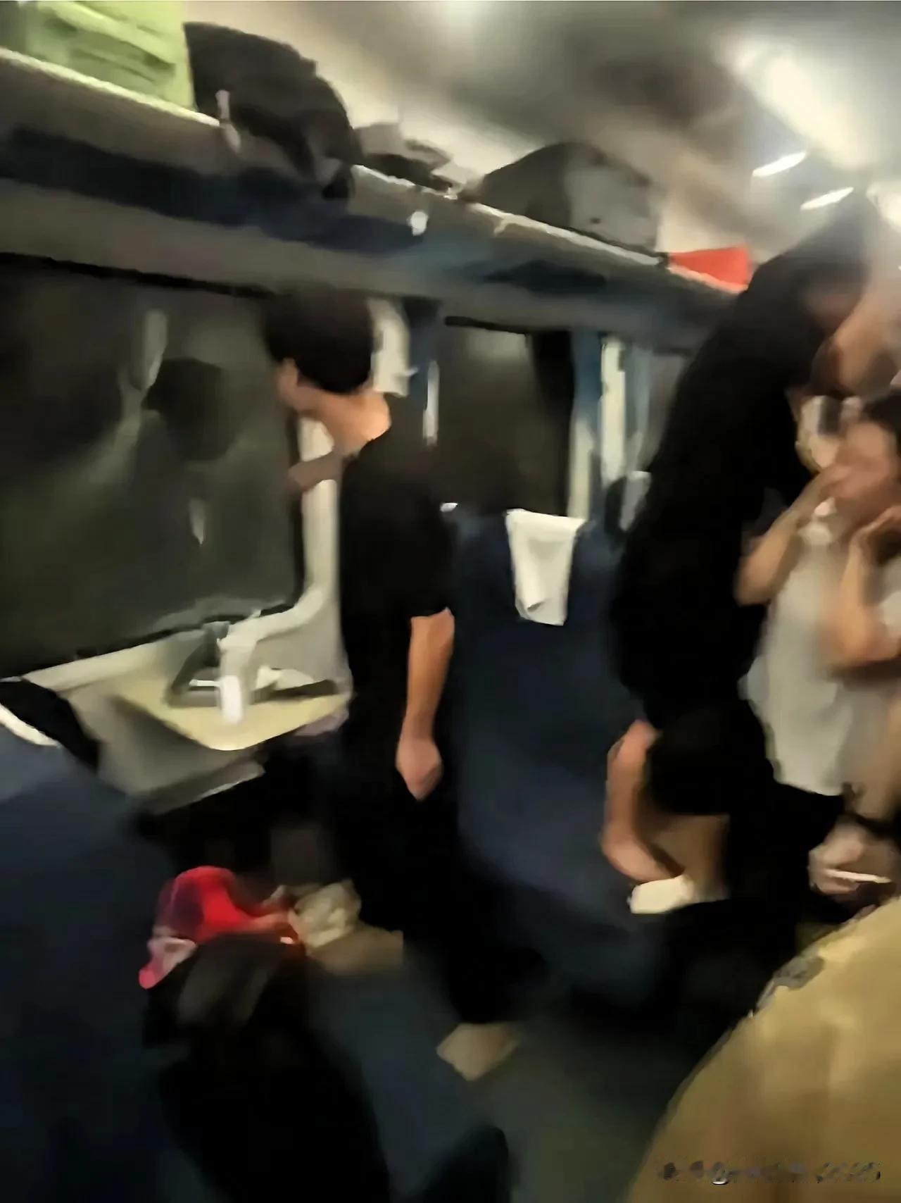 列车上砸窗的小伙子彻底暴露出铁路系统存在的安全隐患。
常言说得好，人人讲安全，个