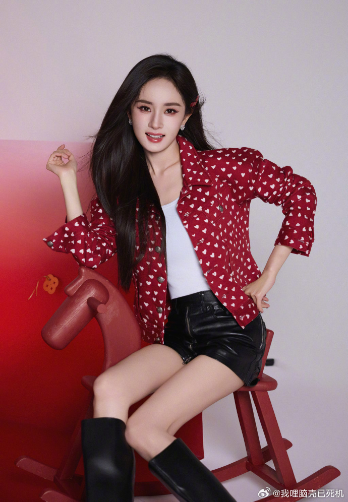 杨幂爱心波点外套小皮裙杨幂红马驰骋载财到家 杨幂红马驰骋载财到，杨幂爱心波点外套