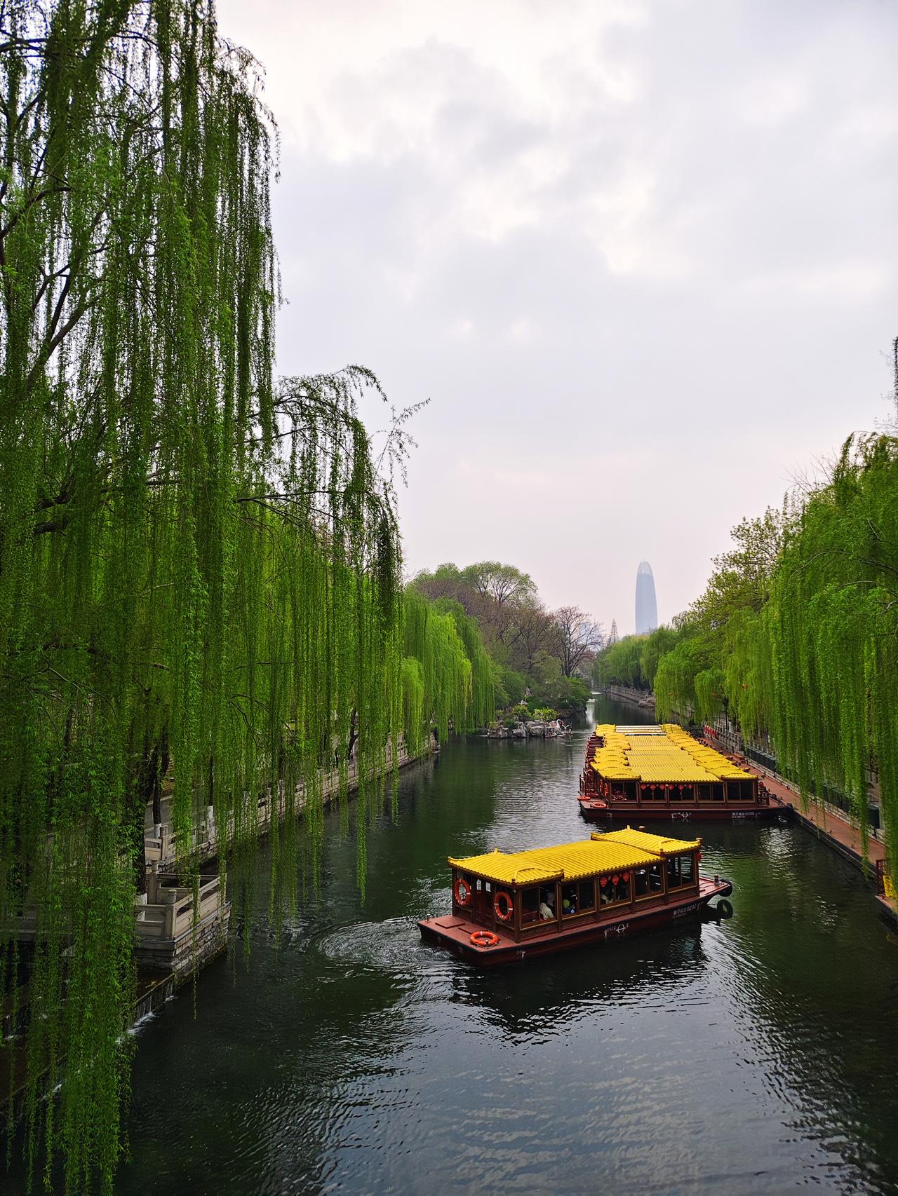 最近，傍晚喜欢乘公交去济南黑虎泉遛弯，黑虎泉不仅有汩汩流动的泉水，周围环境更是优