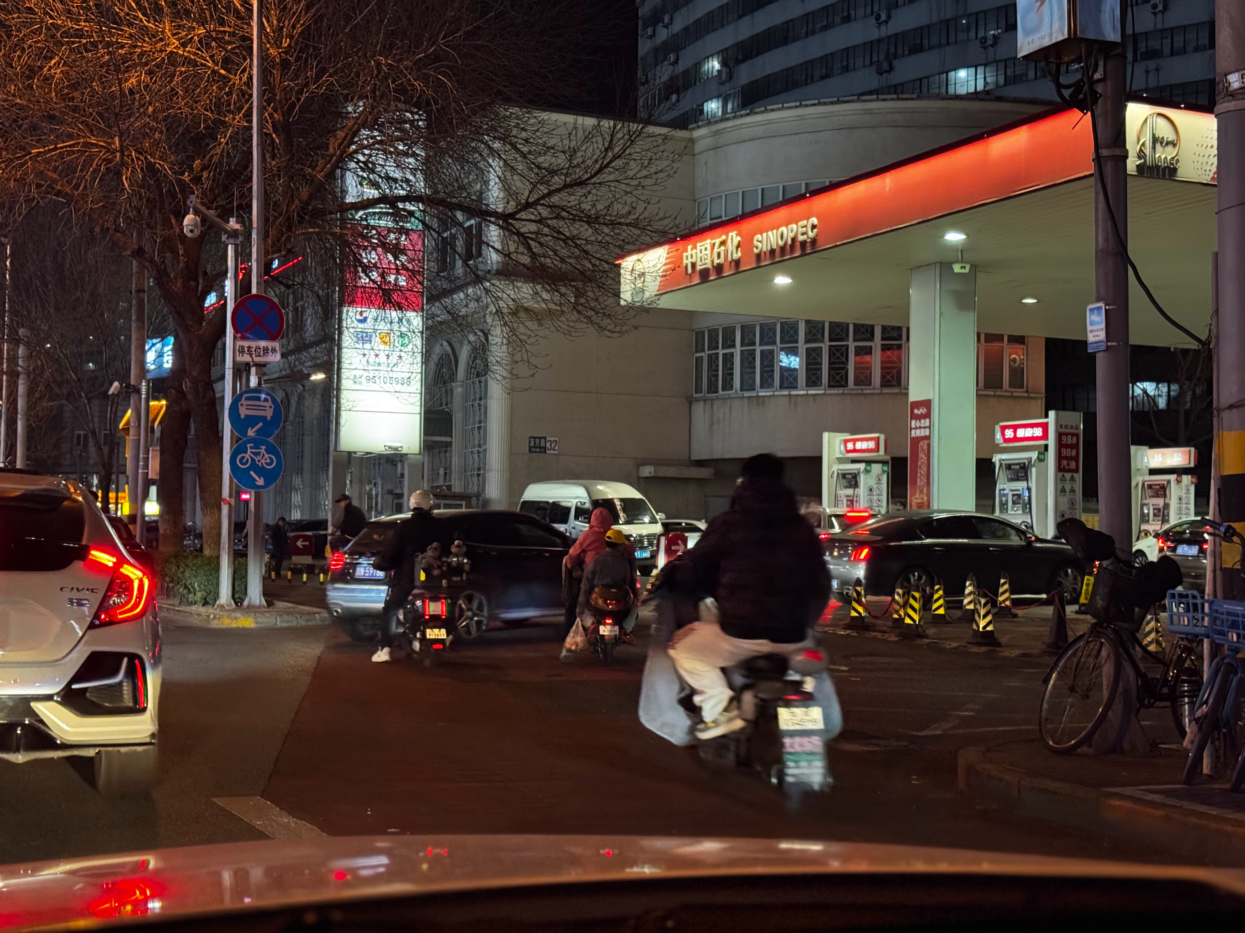 加油员说排大长队排了三个多小时了，太吓人了这回现在大家应该都是真心希望世界和平了