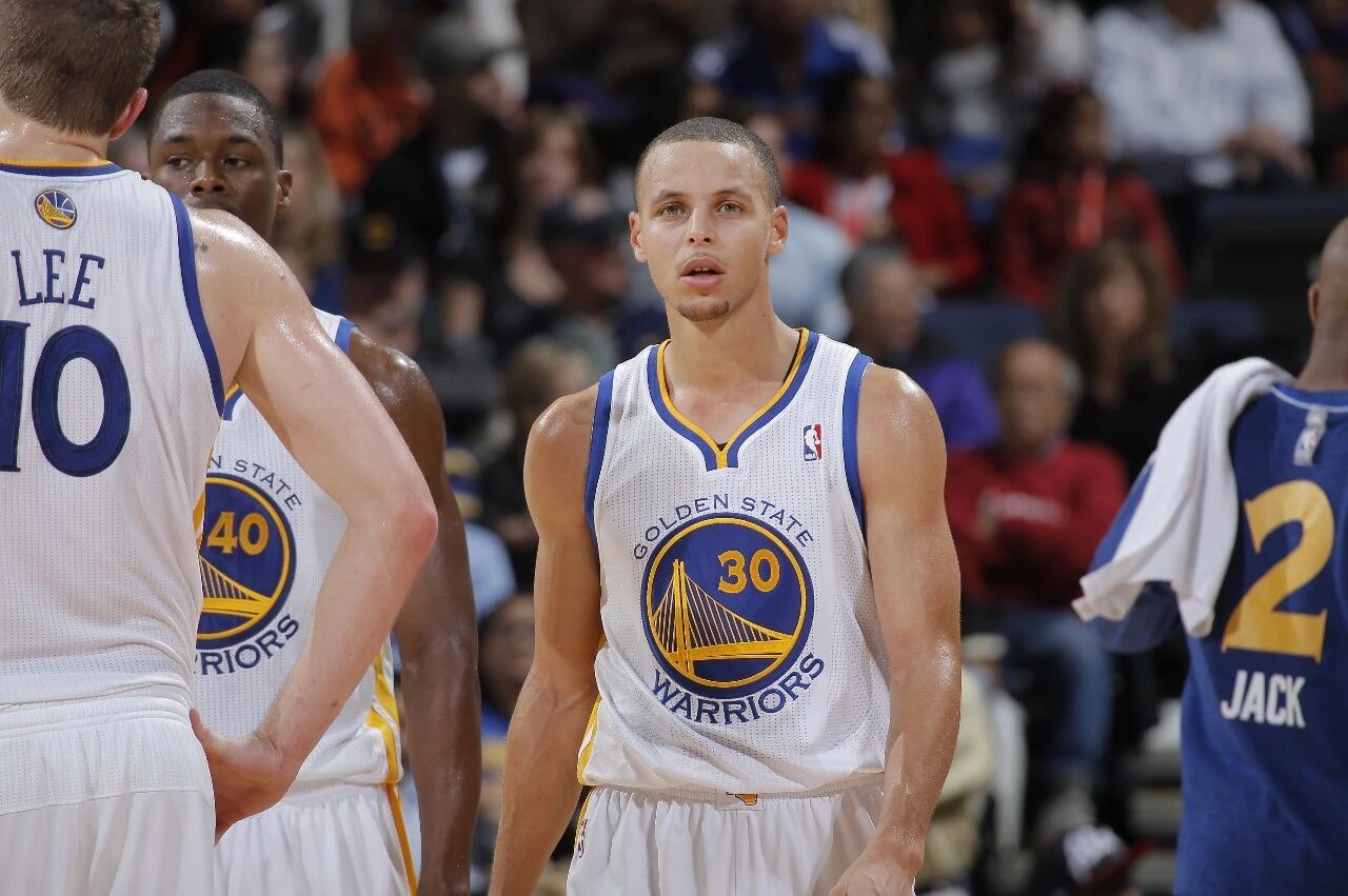 【#库里时隔2个月复出#】 #库里时隔14年常规赛打替补# 北京时间4月6日，金