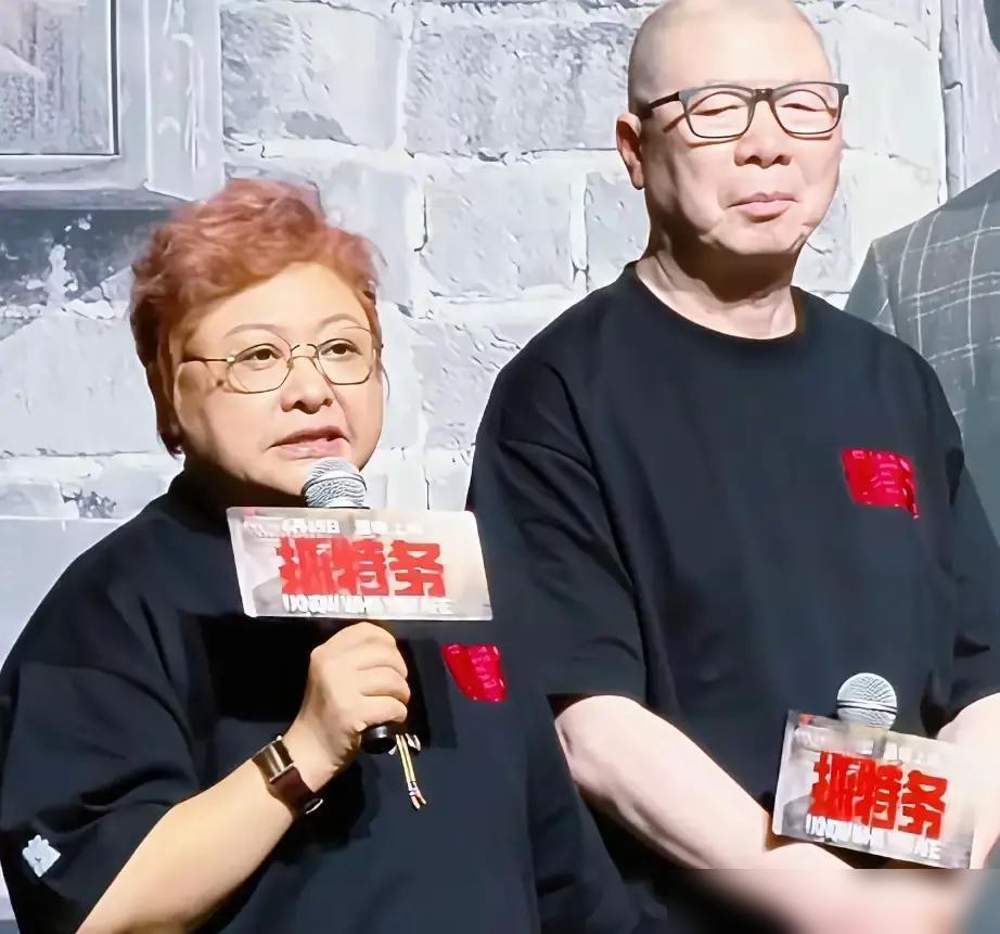 冯小刚的新片《抓特务》，首日票房2400万。

18年前，2008年，《非诚勿扰