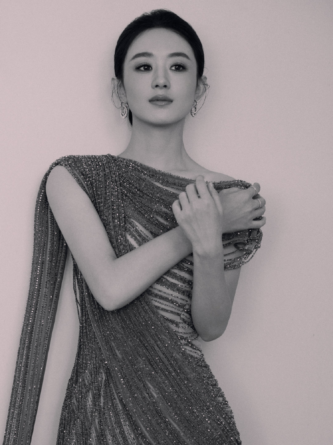 赵丽颖 披一缕落日熔金今晚的赵丽颖真的太美了！明天还有造城者的预告呢！真的有点小