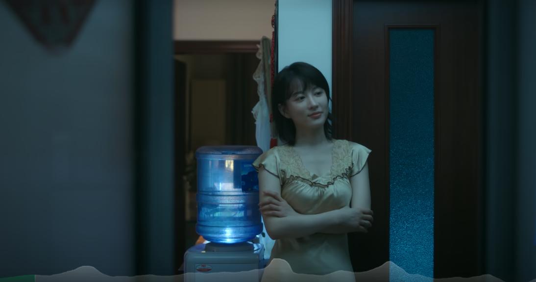 在电视剧《低智商犯罪》中，直到看到风情万种穿一袭红色睡衣的樱子，给丈夫的好兄弟杨