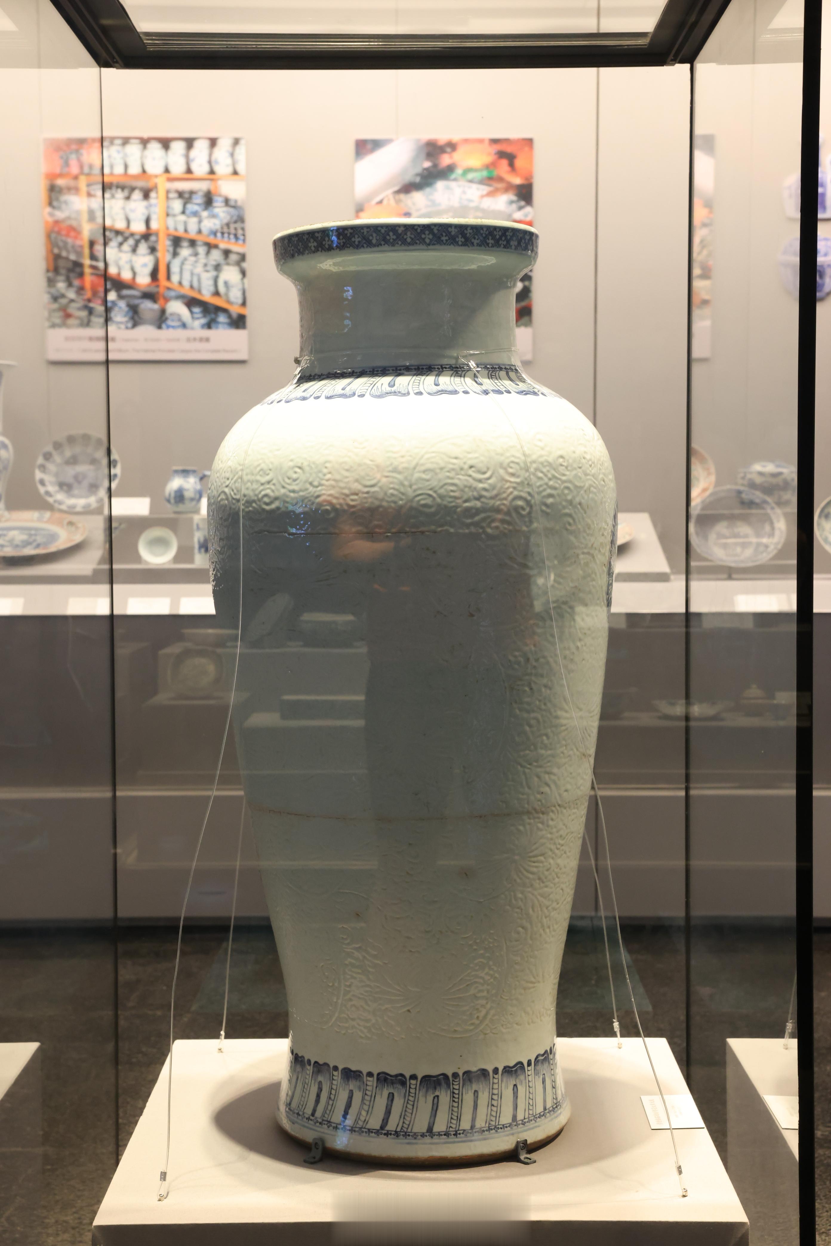 景德镇窑暗刻青花纹章大瓶清康熙(1662一1722年)馆藏编号95.6230藏#