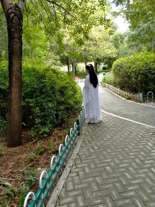 这首《七绝•尘缘一梦》写得韵味十足。“往事难藏情未终，徒生眷恋枉深浓”，瞬间将那