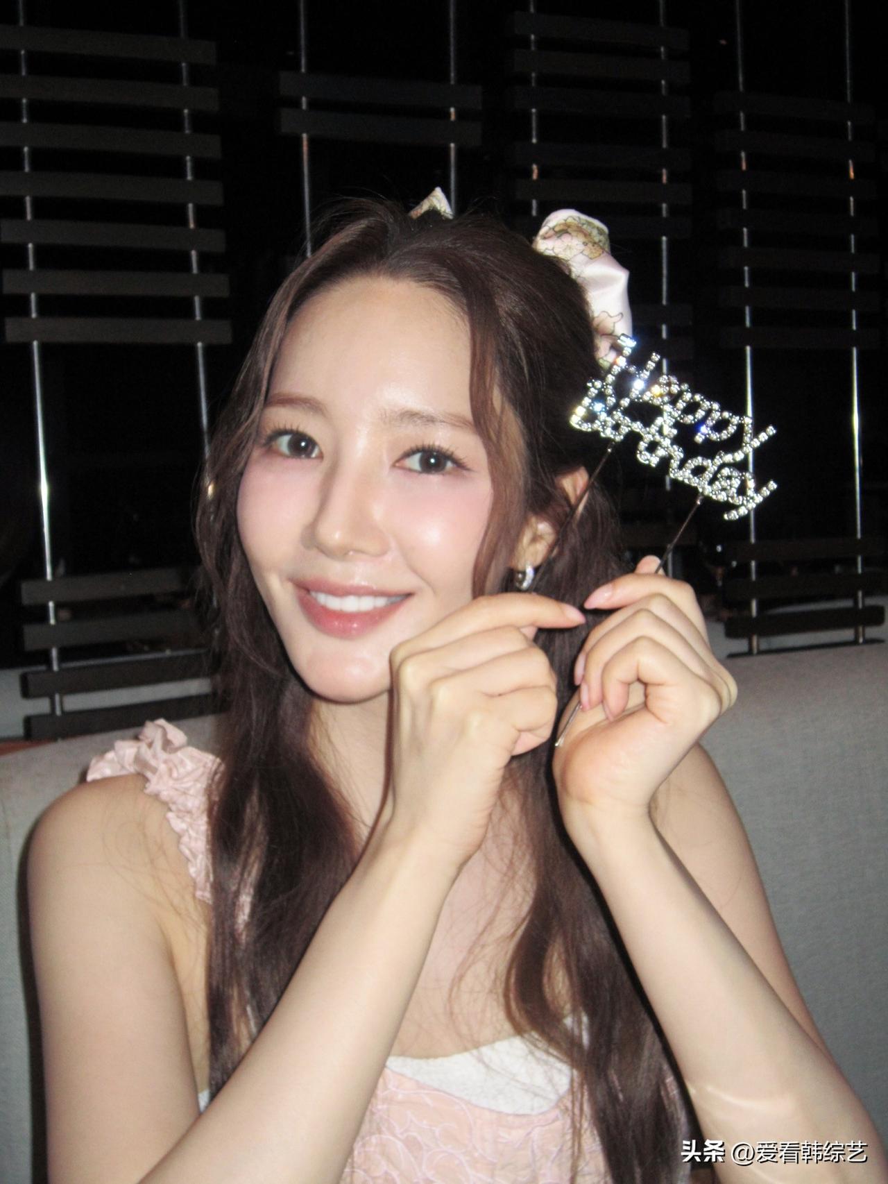 4日，演员朴敏英在个人Instagram上传了多张照片，并写道“谢谢我的爱豆们。