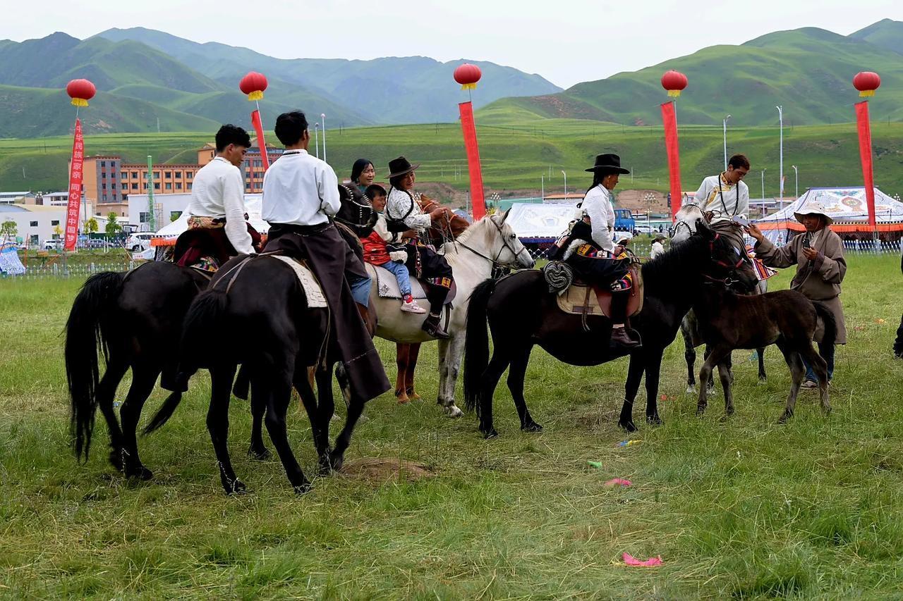 草原的风，裹挟着自由与旷达；于风中聆听，仿佛自己置身于无边无际、浩瀚无垠的草原。