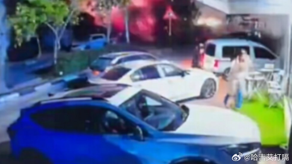 凤凰新闻【伊朗集束炸弹突袭以市区，爆炸监控曝光：路人狂奔】伊朗集束炸弹突袭以市区