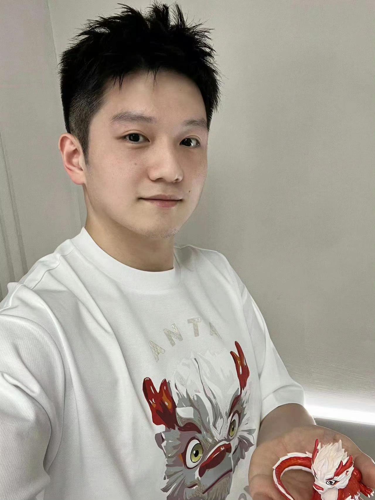 头发从刚开始出征飞机头
十来天就长到了妹妹头
头发乌黑又浓密[大笑][大笑]
樊