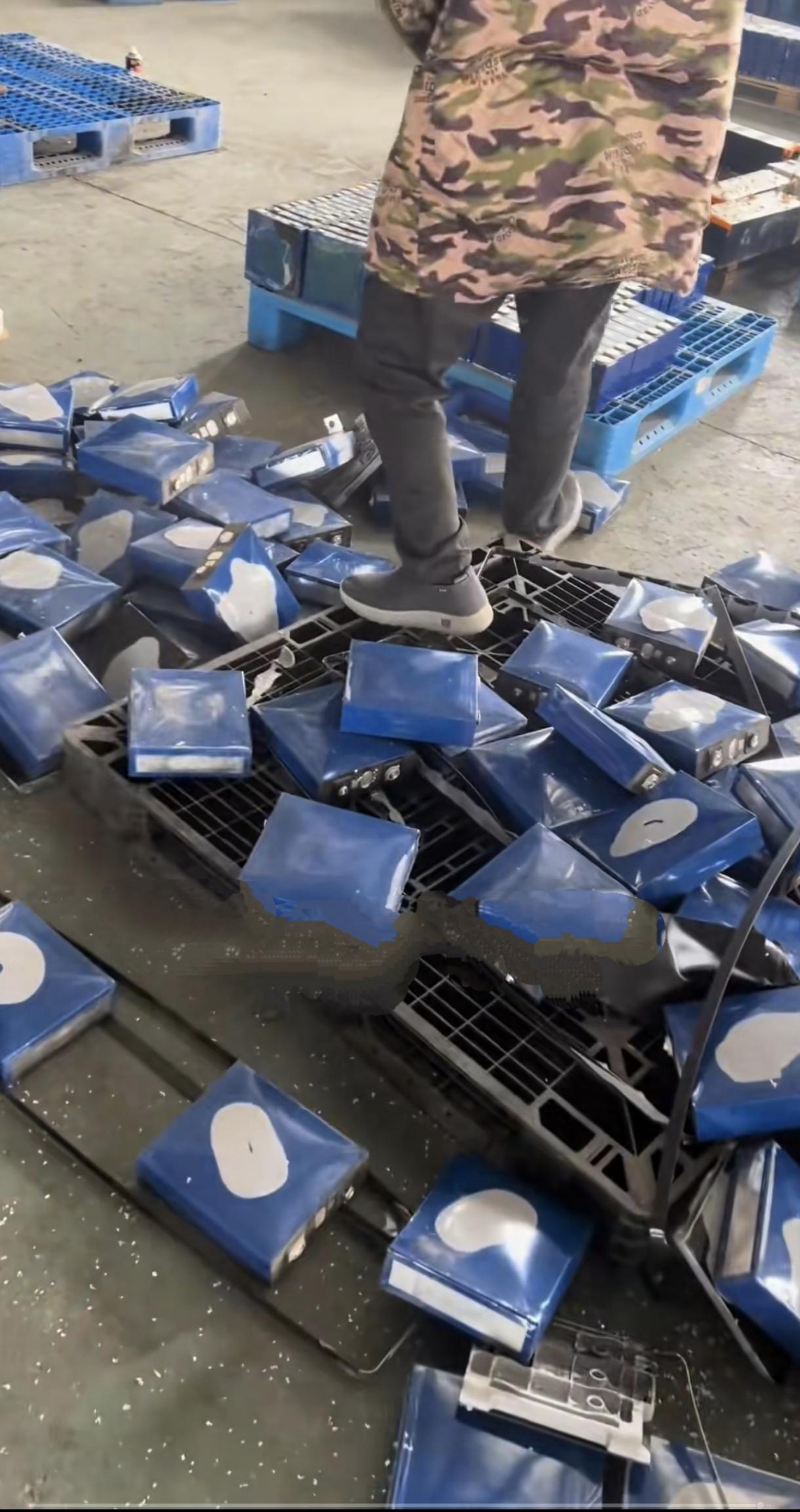 这样的电池组是最危险的，没有一点释放的空间，要是压迫的不行，就要爆炸，旁边还有不