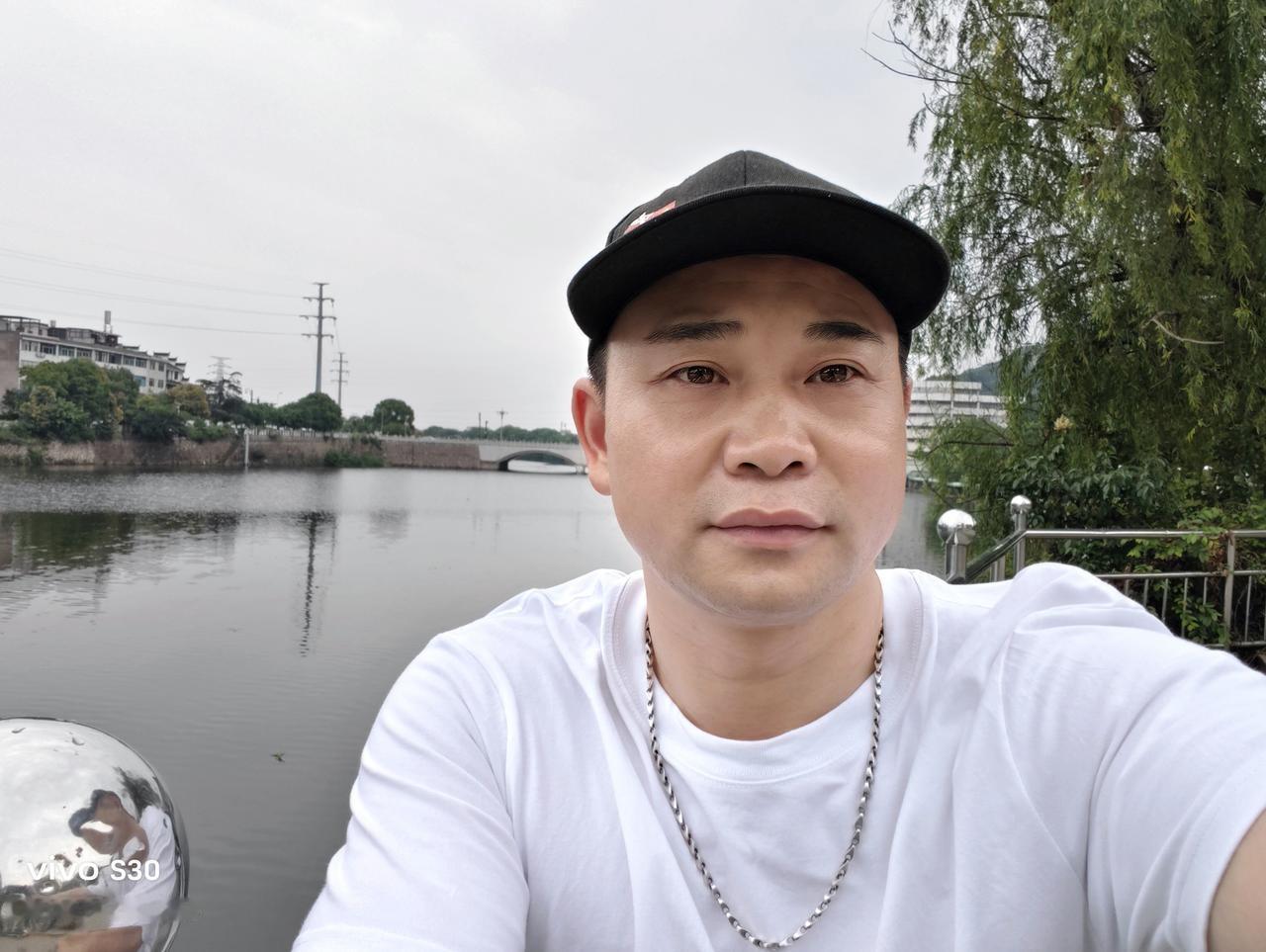 今天去江滨公园逛了一圈，顺便在江边拍照片，都没用美颜相机，感觉自己老了，毕竟四十