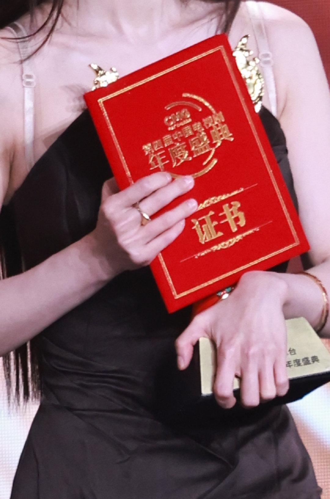 杨幂的奖杯更大了杨幂奖杯更大了杨幂奖杯更大了，总台视后实至名归呀 