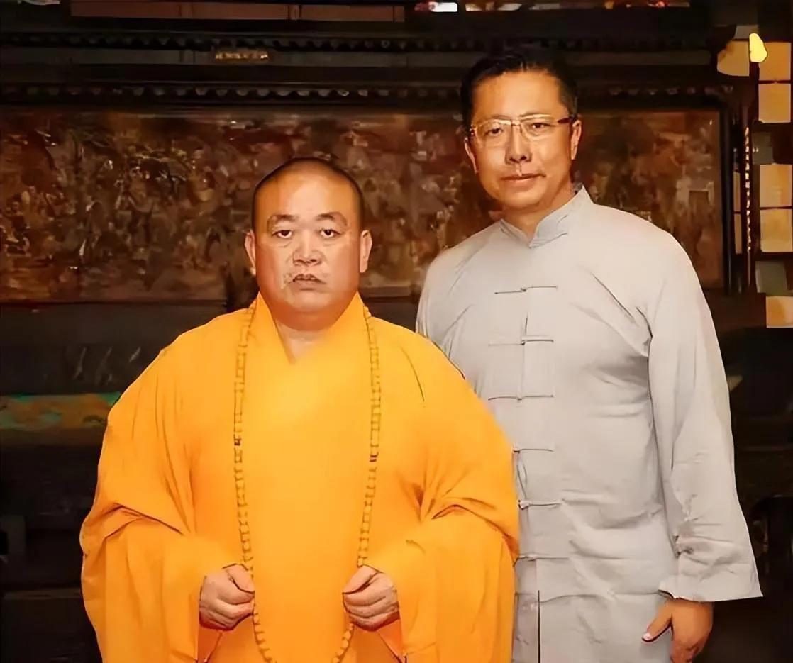 疯狂英语创始人李阳确实够疯狂。一会说要辩证看待释永信，释永信永远是他师傅；一会又