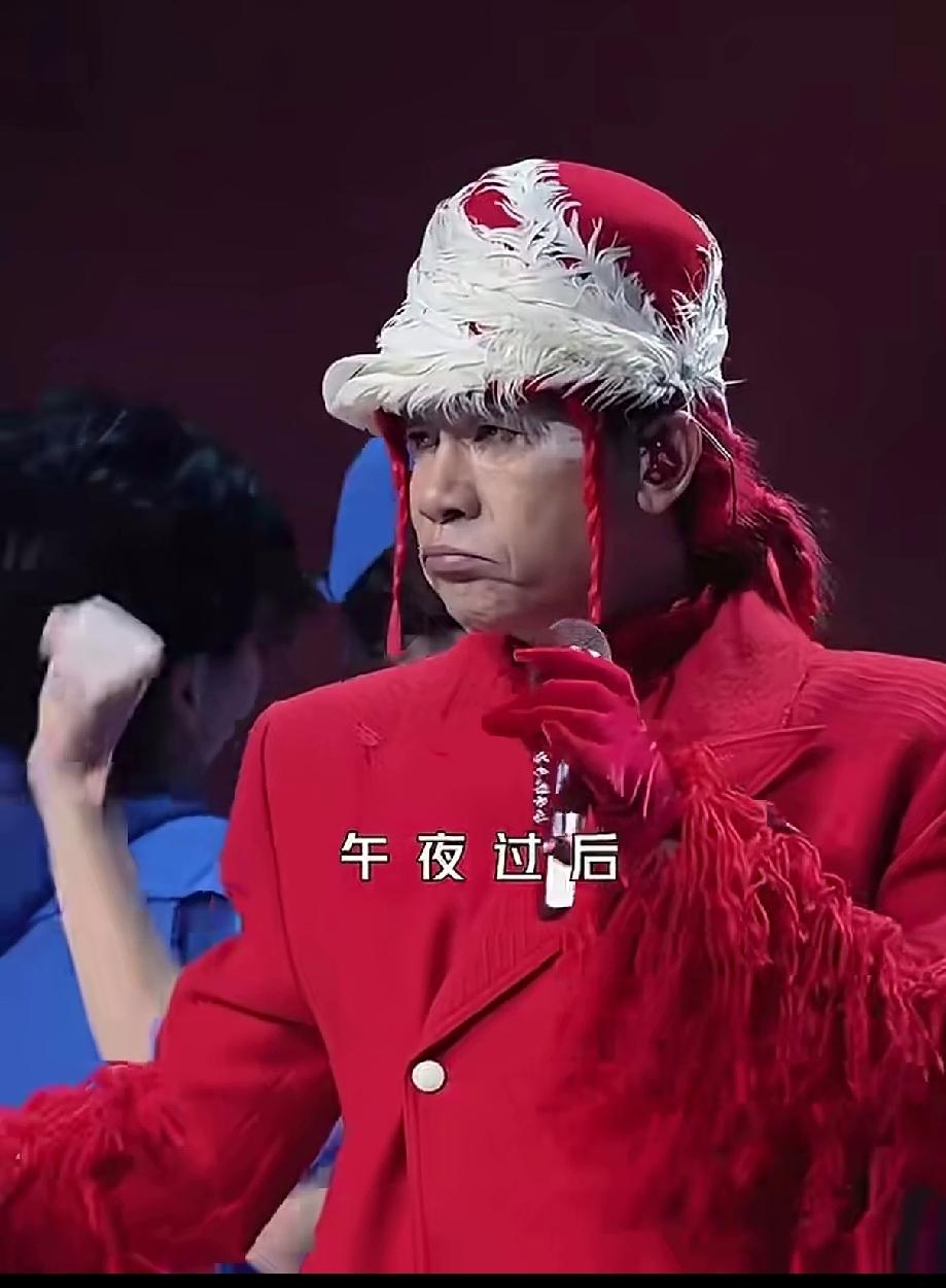 这就是所谓的明星陈xx，舞台妆容太难看，色彩扎眼如鬼魅，穿着奇奇怪怪的服装，表情