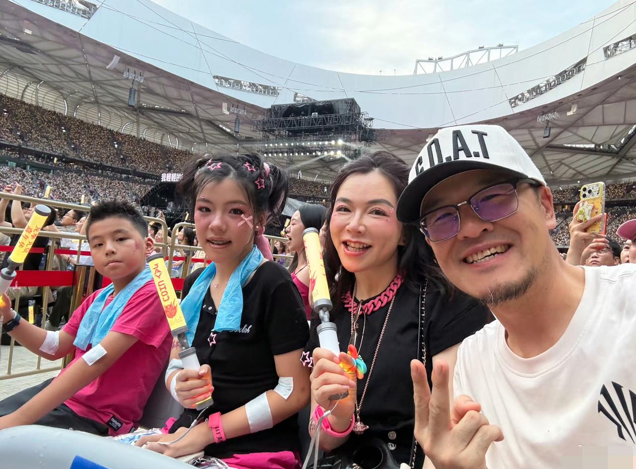 杨毅一家去看周杰伦演唱会，妻子洪子淇竟然跟着唱哭了。

6月27日，篮球评论员杨