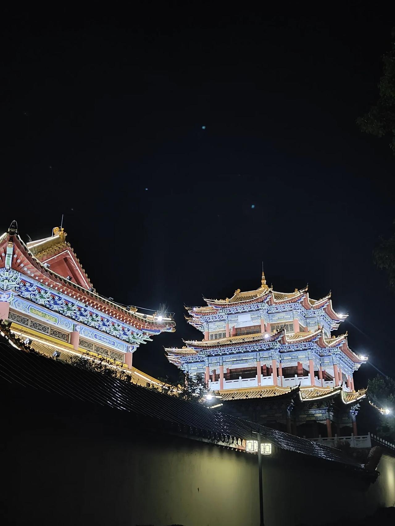 晒图笔记大赛每天晚上跑步都会路过这里，今天晚上寺庙竟然开灯了，别说，还真的挺好看