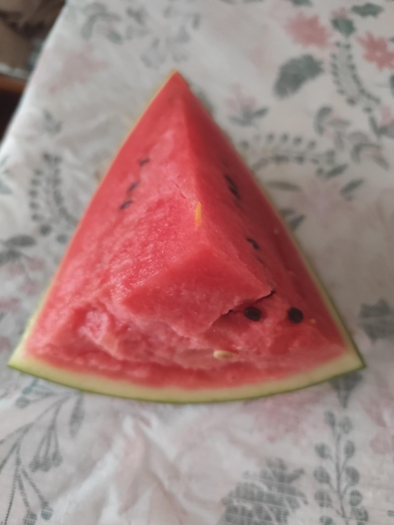 三伏天吃什么食物最解暑炎炎暑天，何以解热，唯有西瓜，消暑解渴，人人喜爱。