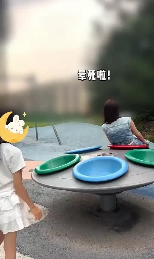 颖儿分享一家三口日常，和付辛博坐在北京别墅院子里陪女儿下五子棋，付辛博跟女儿说话