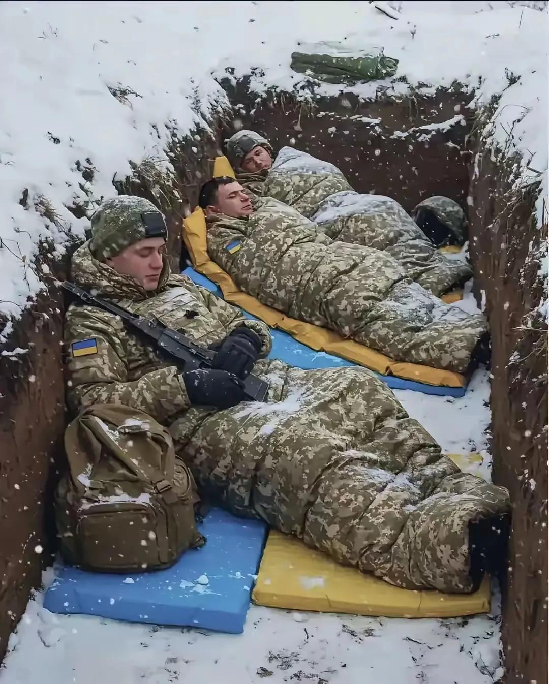 俄乌战争中的大兵们就是这样在战壕里睡觉的，看着好心酸。能不能不要战争，人类就不能
