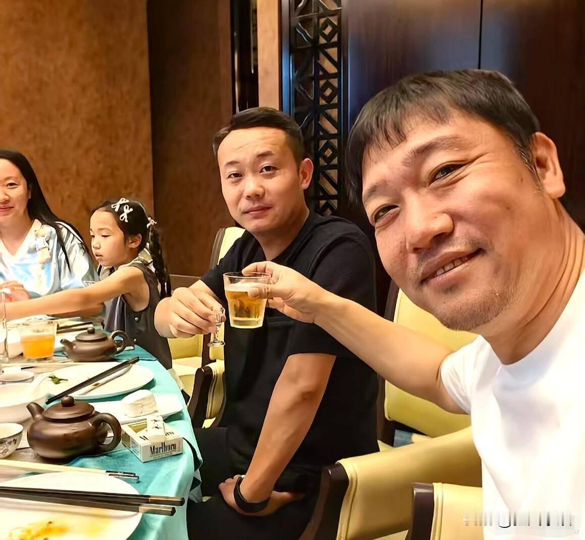 演员贾冰在成都一餐厅包间与老战友私人聚餐时，被同桌熟人隐蔽偷拍并掐头去尾发布到网