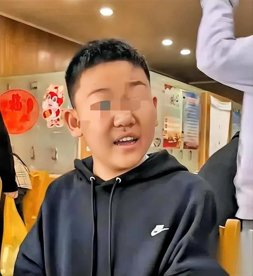 13岁男孩挨训

亲妈居然护着？

看完这事我整个人都懵了。

一家三口在外头吃