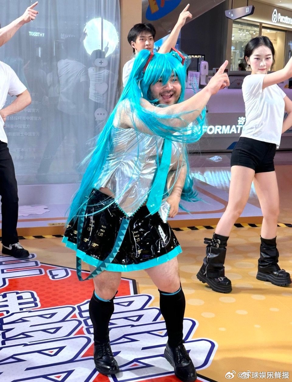 成都街头惊现猛男初音跳扫腿舞 成都太会整活！街头猛男cos初音未来，大跳扫腿舞，