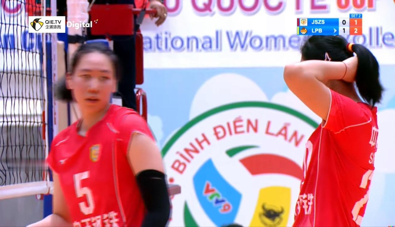 25:21，随着杨佳的发球直接得分，江苏女排胜第四局，从而以大比分3:1淘汰越南